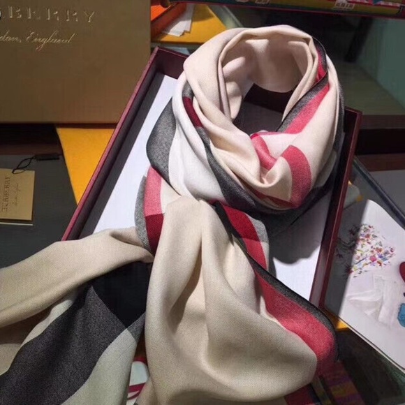 KING Accessories - Burberry Scarf